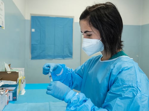 Israele, via alla terza dose. Perché in Italia (per ora) non serve