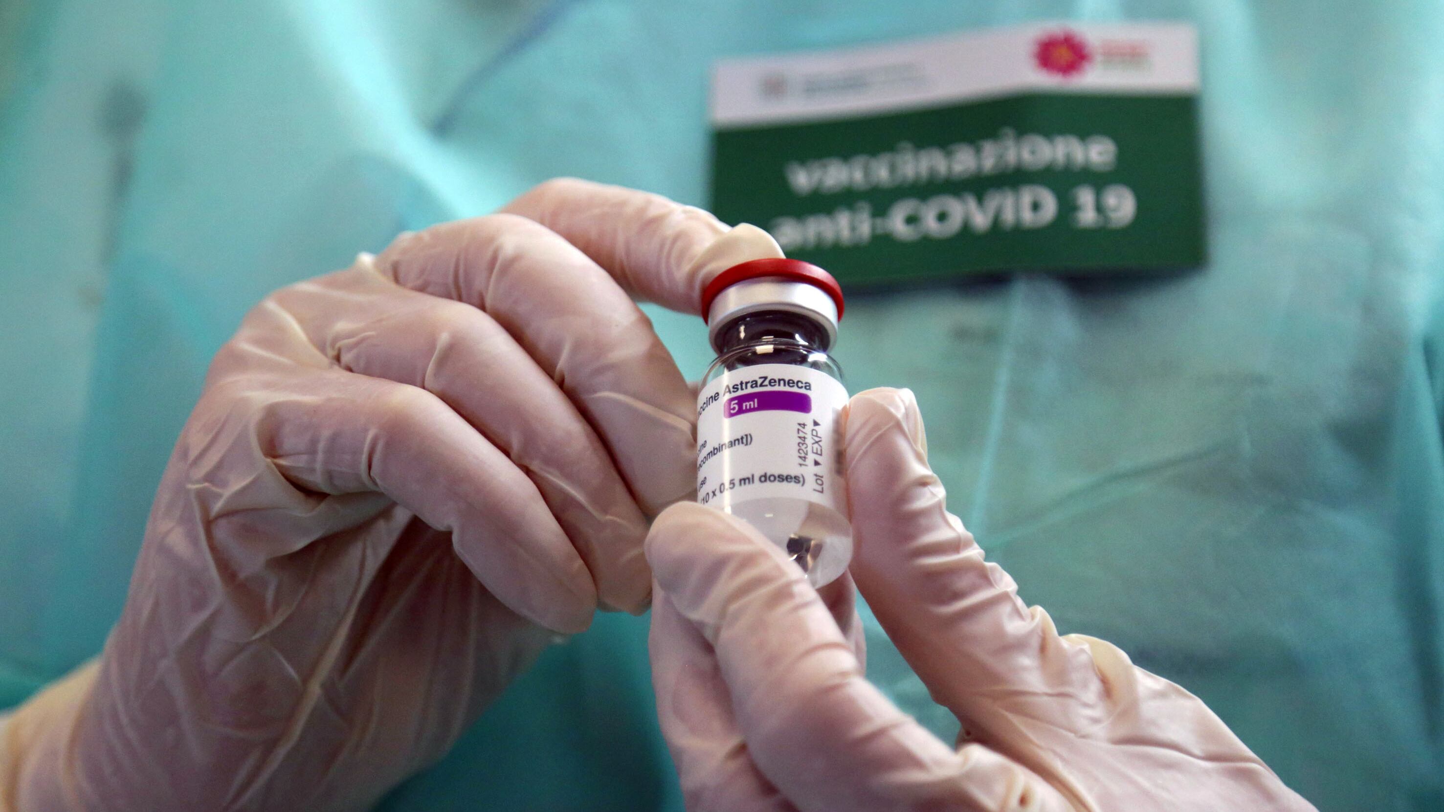 AstraZeneca e le rare trombosi: "Entro 14 giorni dalla prima dose"