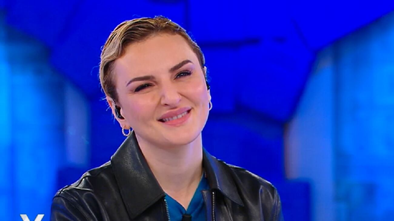 Quella "A" aggrovigliata e i "troppi" cuoricini: chi è davvero Arisa