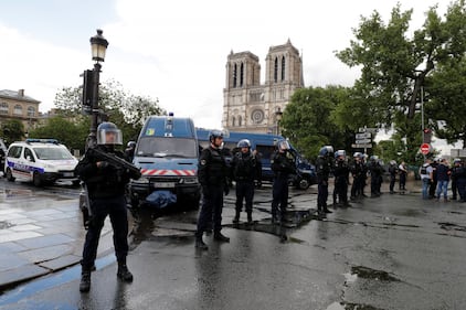 Parigi, aggredito un poliziotto a Notre Dame 2