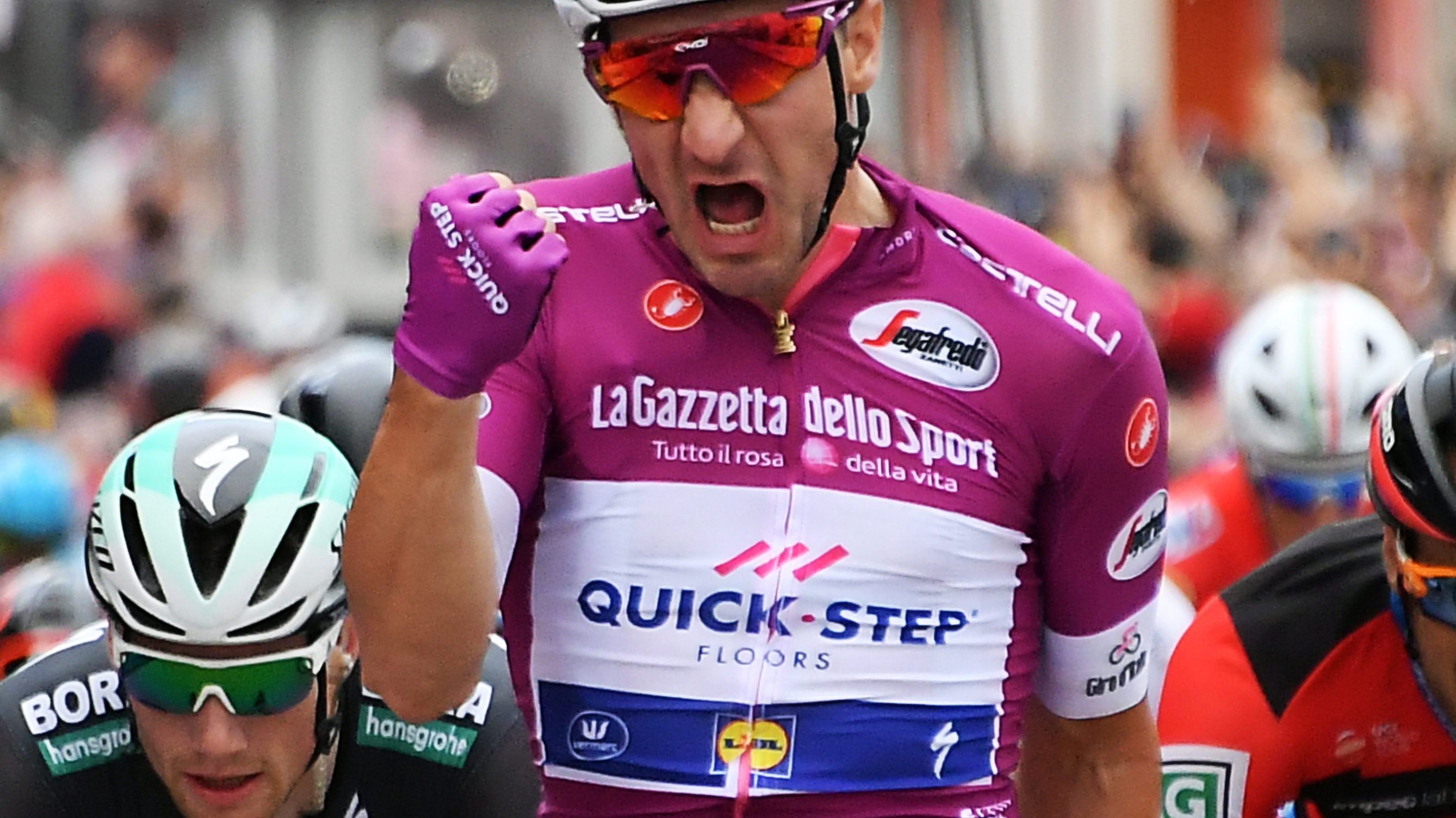 Viviani fa tris e trova il riscatto. Aru lo cerca sullo Zoncolan