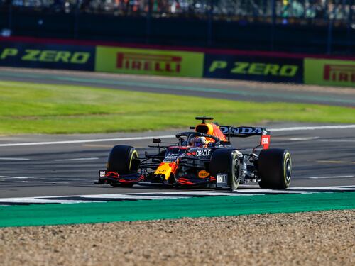 Max si prende il mini Gp e toglie la pole a re Lewis davanti a 110mila sudditi