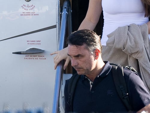 Flávio Bolsonaro non si arrende: “Il vero presidente sono io”