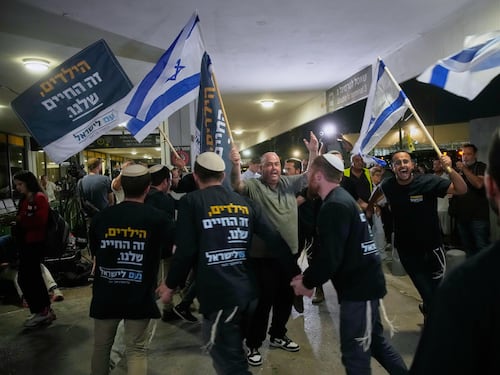 Volo Dubai-Tel Aviv, Netanyahu: “Evitata catastrofe globale. Coinvolgimento iraniano? Pesto per dirlo”. Pilota verso l’estradizione negli Emirati