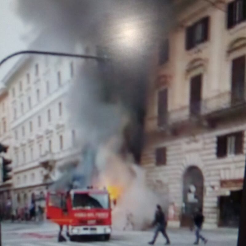 Roma, autobus Atac a fuoco in via del Tritone 3