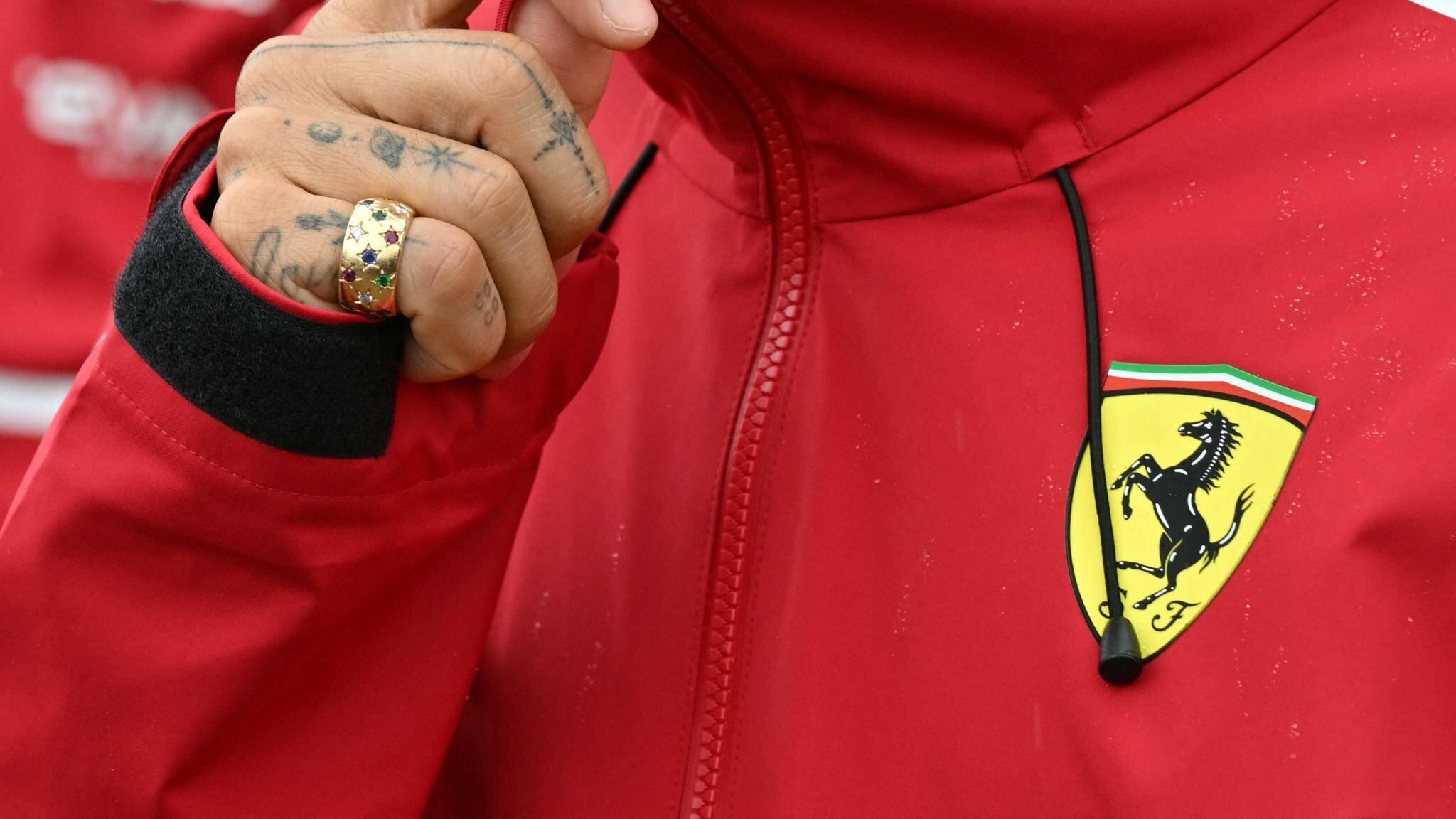 Lewis giù dal podio a casa sua. Ferrari annegata a Silverstone