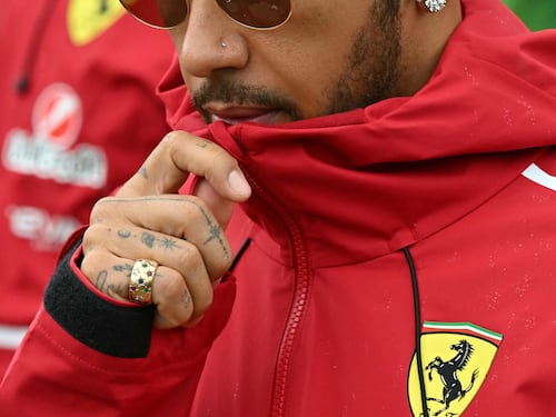Lewis giù dal podio a casa sua. Ferrari annegata a Silverstone