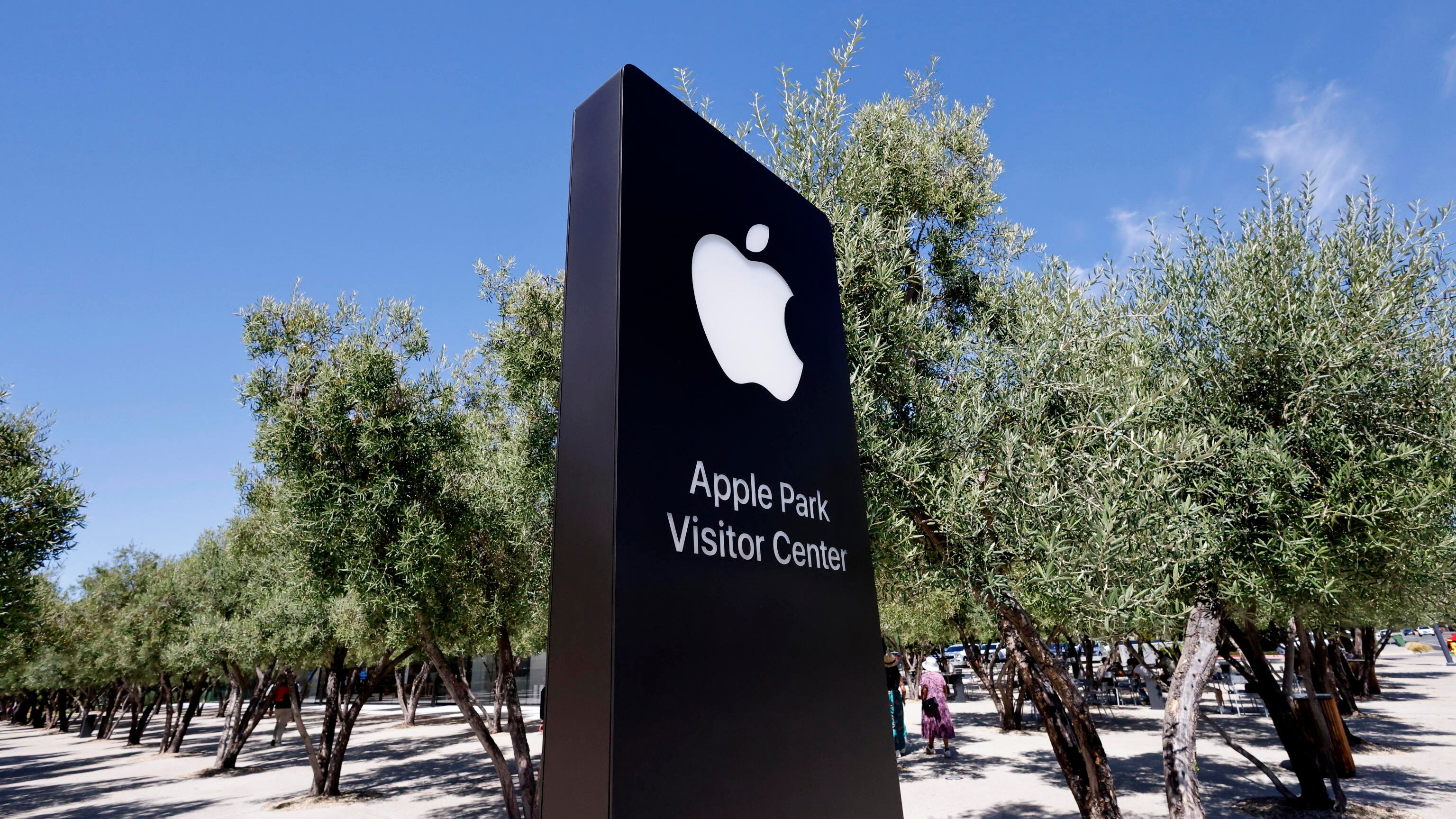 Apple fa causa OpenAi per furto di segreti commerciali: nel mirino due ex dipendenti dell'azienda di Cupertino