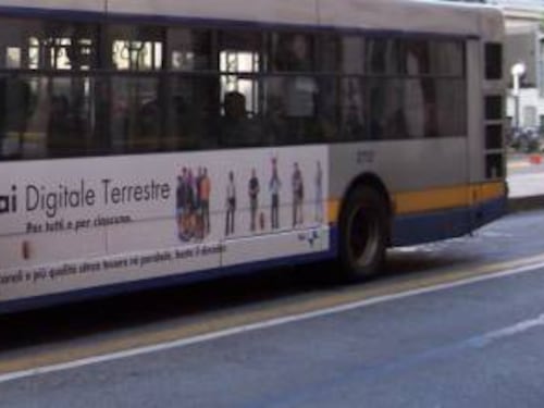 Nuovo raid vandalico su un bus: paura tra i passeggeri