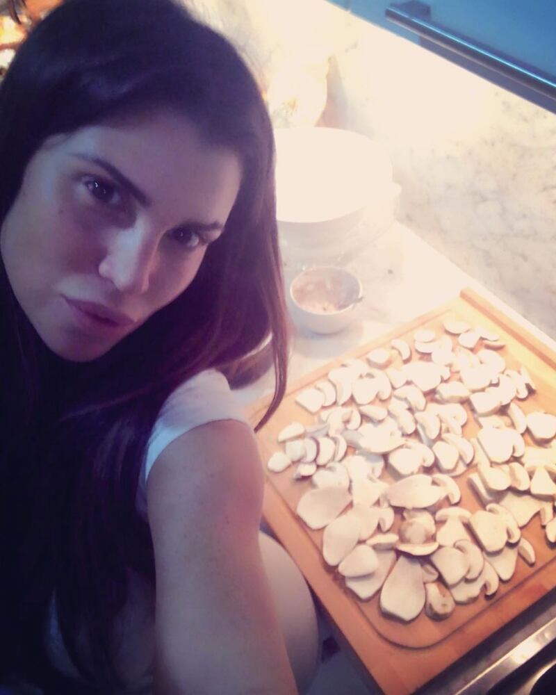 Claudia Galanti, seno in vista a Milano 16