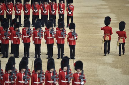 Inghilterra: guardia reale inglese sviene durante il "Trooping the Colour" 8