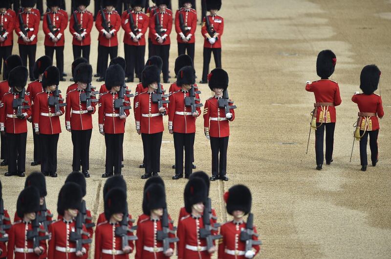 Inghilterra: guardia reale inglese sviene durante il "Trooping the Colour" 8