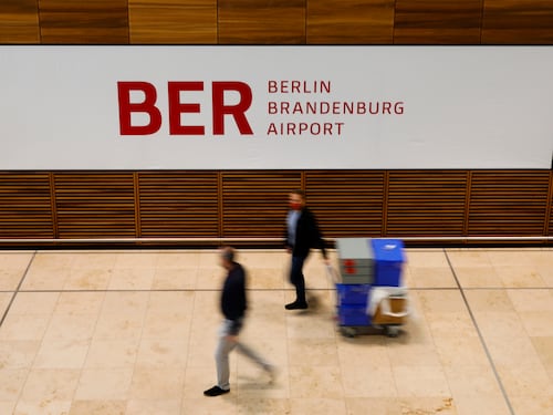 “Ho una sostanza pericolosa nella borsa” e l’aeroporto di Berlino resta fermo tre ore. Psicosi guerra brida in Germania