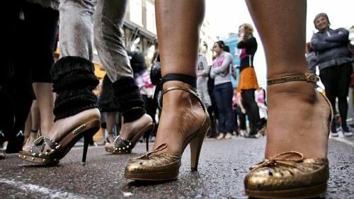 Giovani, belle e provocanti. La gang di nomadi modelle