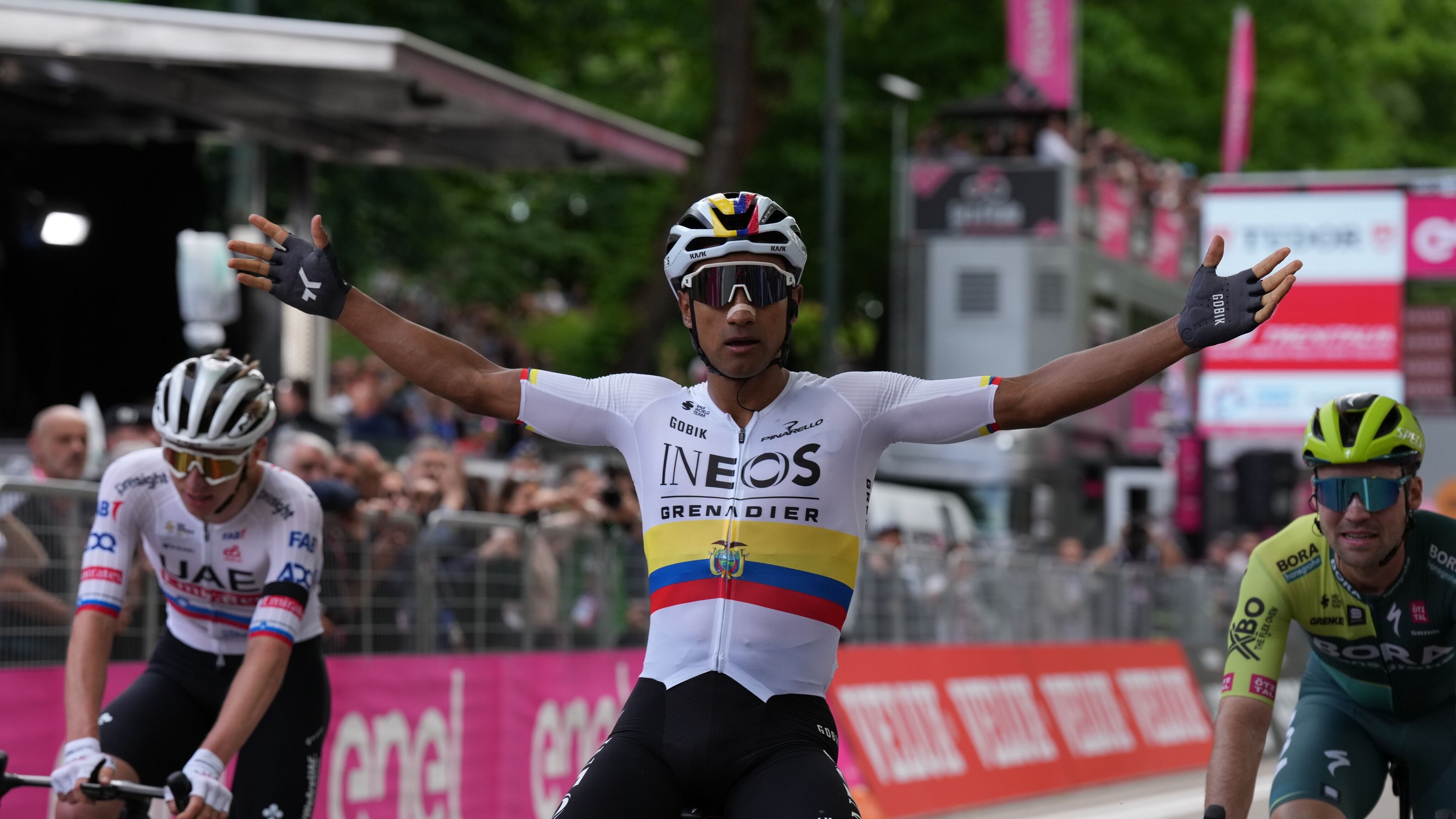 Giro, Pogacar beffato sul traguardo della Grande Partenza da Narvaez
