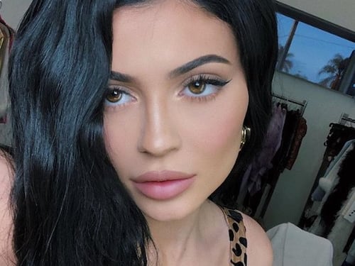 Kylie Jenner si imbarca con un abito da sposa: presto le nozze?