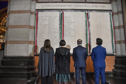 Silvio Berlusconi nel Famedio di Milano: "Un onore per la nostra famiglia"  2
