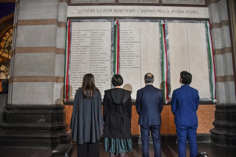 Silvio Berlusconi nel Famedio di Milano: "Un onore per la nostra famiglia"  2