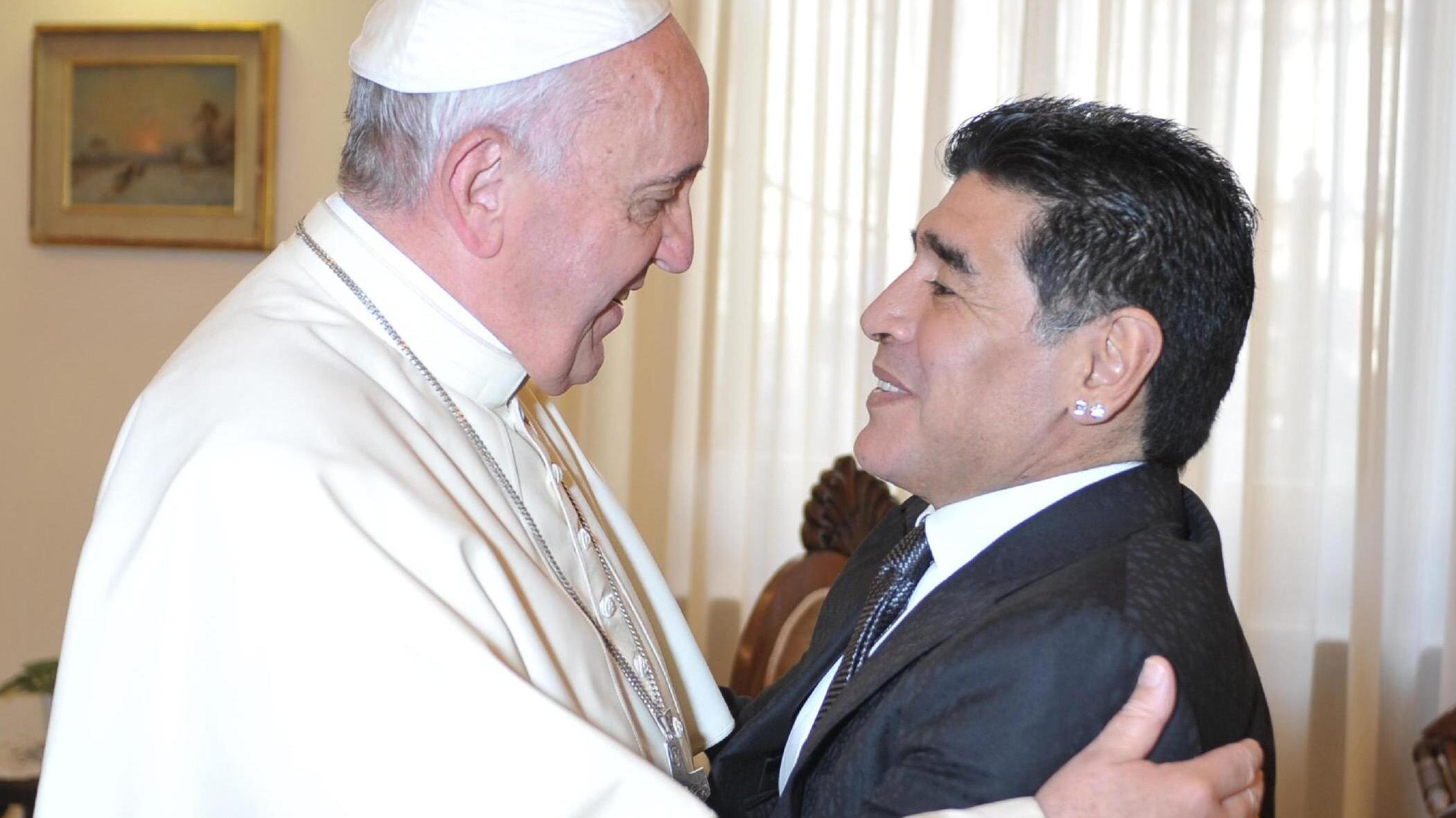 Maradona da Papa Francesco per la pace e la guerra a Blatter
