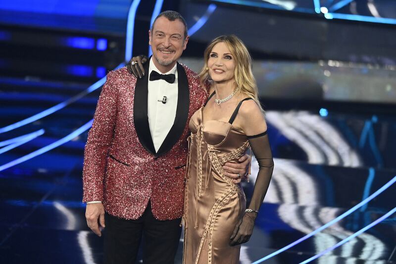 Sanremo 2024: ecco il look della quarta serata del Festival di conduttore, co-conduttrice e ospiti 11