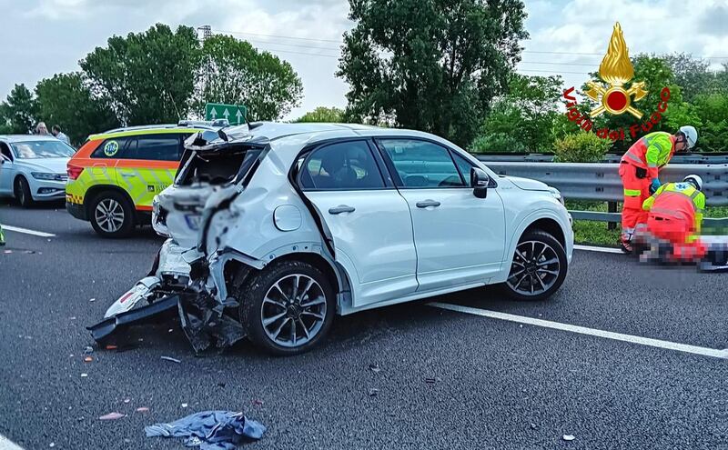 Grave incidente in A4 direzione Milano, un morto e feriti: le immagini del vigili del fuoco 1