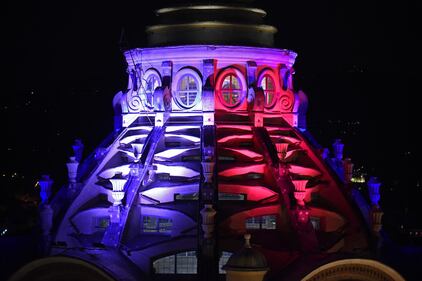 La Cappella del Guarini di Torno illuminata con il tricolore francese  5