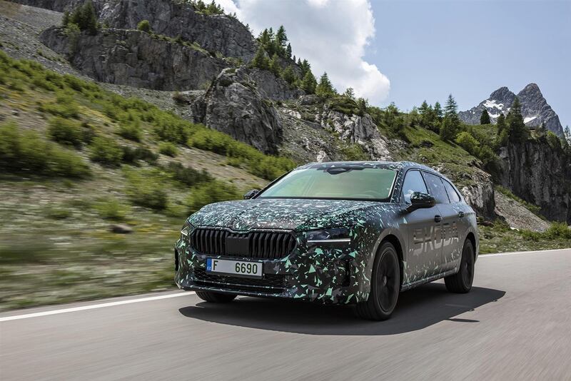 Nuova Skoda Superb, guarda le prime immagini 1