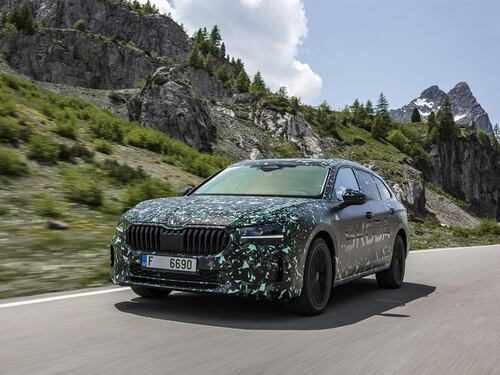 Nuova Skoda Superb, guarda le prime immagini