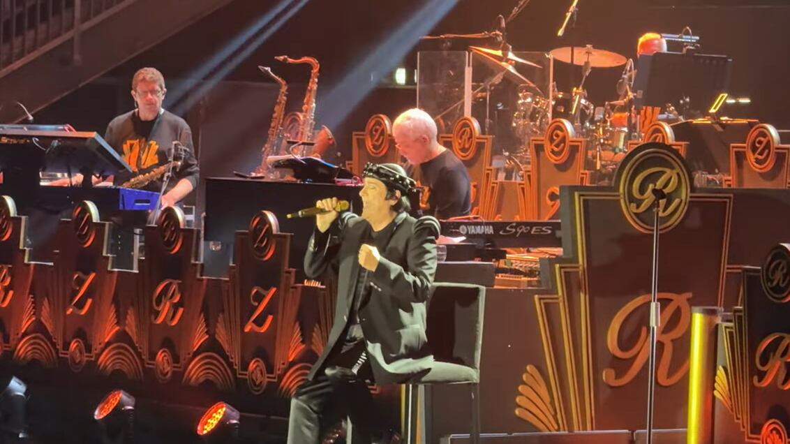 "È morto, ma è qui". La commozione di Renato Zero durante il concerto
