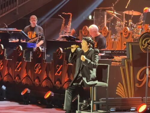 "È morto, ma è qui". La commozione di Renato Zero durante il concerto