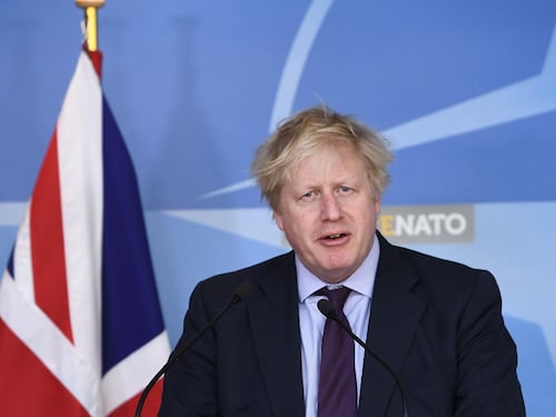 Johnson si dimette. La Brexit morbida spacca il governo inglese