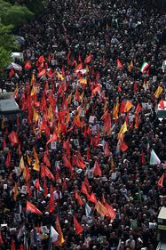 Teheran scende in piazza per i funerali dei "martiri" della guerra dei 12 giorni 4