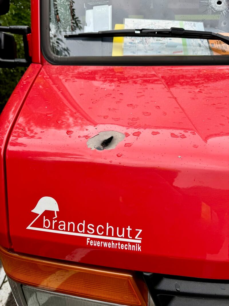 San Candido, l'omicida spara verso i pompieri: le immagini dei colpi sulla vettura 2