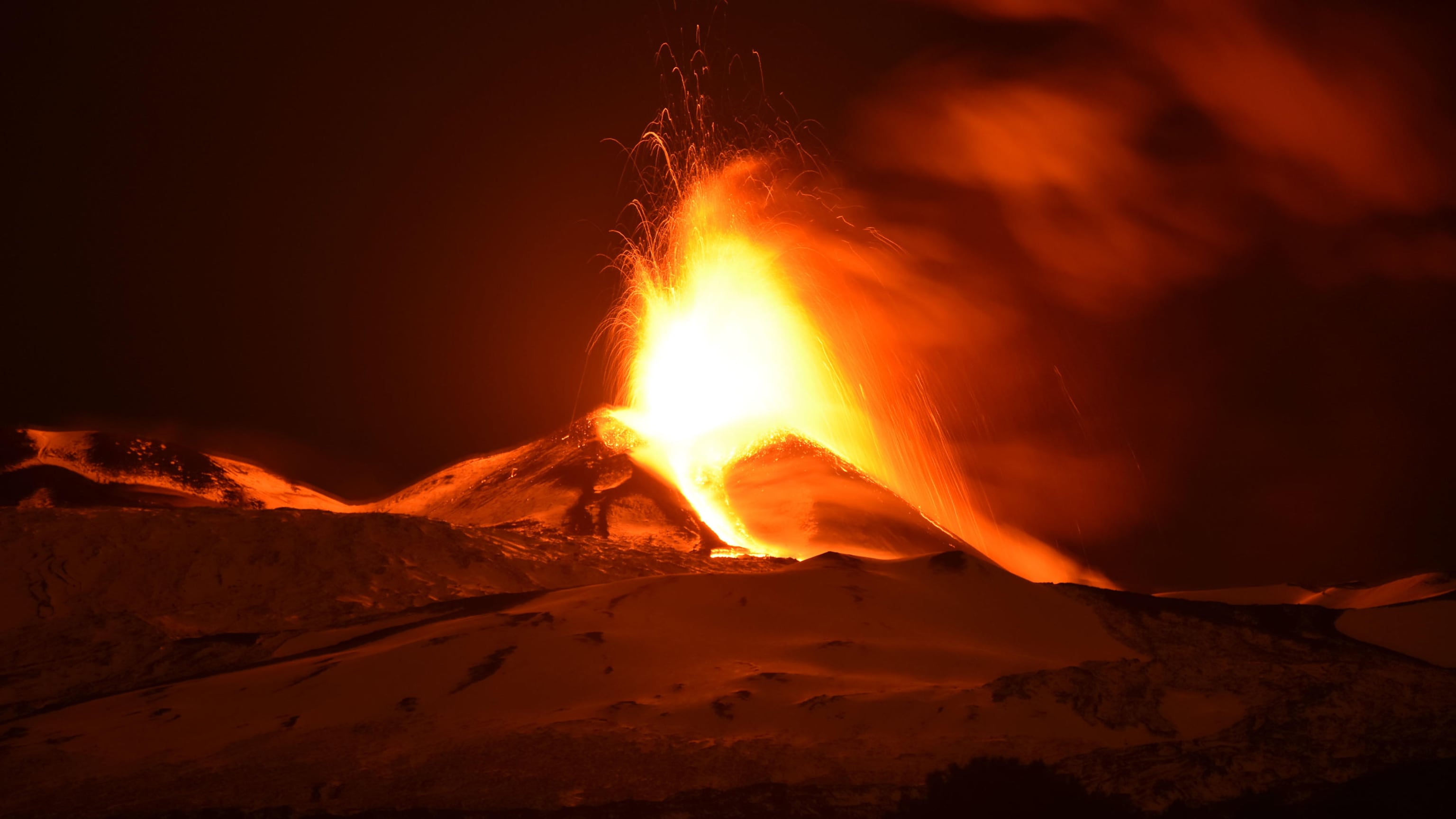 Fontane di lava dal cratere, nuova spettacolare eruzione dall'Etna