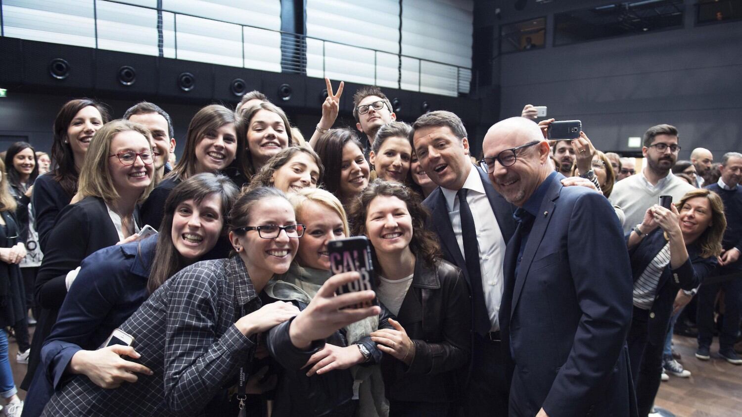Renzi sostiene il made in Italy: "Ho pure la mutanda Intimissimi"