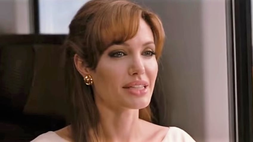 Angelina Jolie vuole Keanu Reeves sul set con lei. E forse anche nel suo cuore…