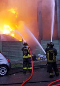 Cologno monzese, maxi-rogo in una cartiera 10