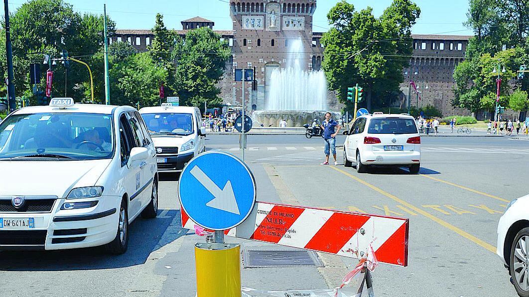 Tassisti davanti al Comune: dopo 9 anni è ancora guerra