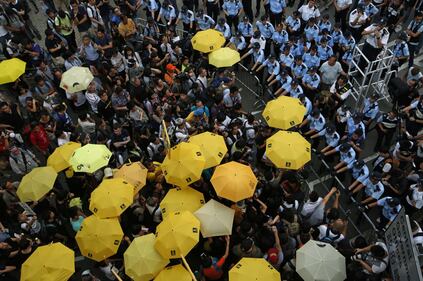 Hong Kong scende in piazza un anno dopo 16