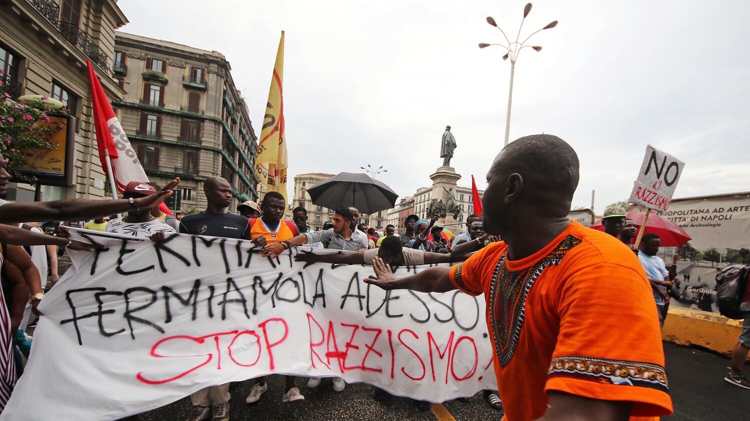 Gli antagonisti aizzano i migranti. In piazza volano insulti: "Lega e Salvini m..."