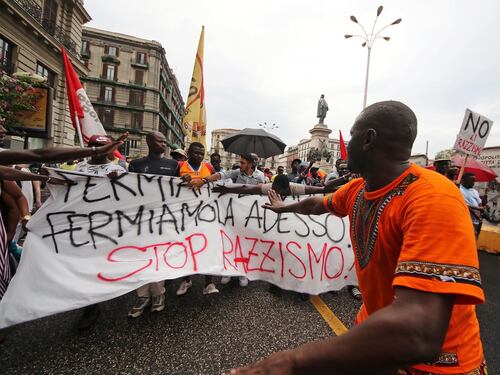 Gli antagonisti aizzano i migranti. In piazza volano insulti: "Lega e Salvini m..."