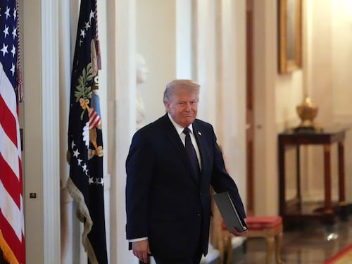 Trump, i video virali e il giallo del farmaco scomparso: la salute del presidente torna al centro del dibattito americano