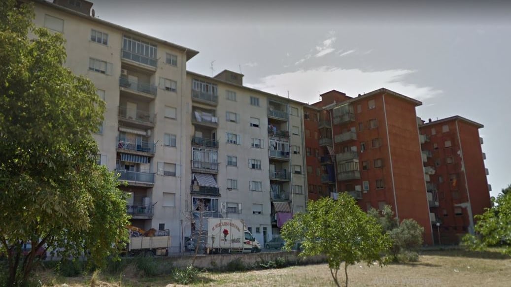 Contagiano tutto il palazzo dopo il funerale: ora i rom chiedono scusa alla città
