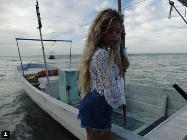 Ashley Benson sexy al mare 7