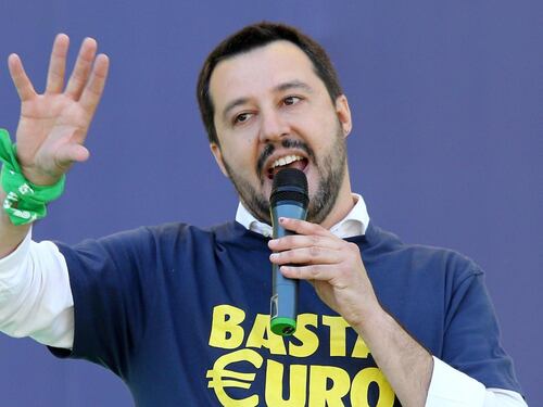 Sel dà del "puzzone" a Salvini su Facebook