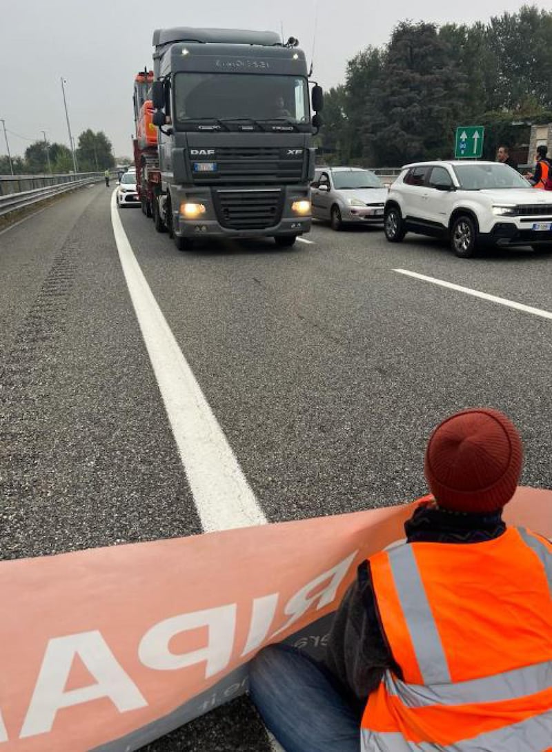 A4 Torino-Milano bloccata dagli attivisti di Ultima Generazione: le immagini della manifestazione 8