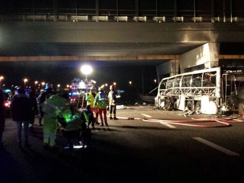 Verona, pullman con ragazzi in gita si schianta in autostrada: almeno 16 morti