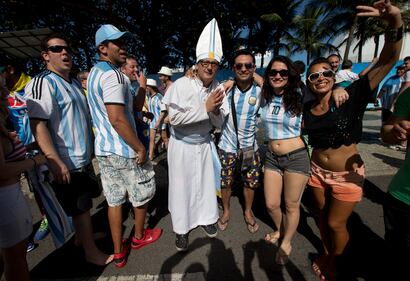 Migliaia di tifosi invadono Rio 15