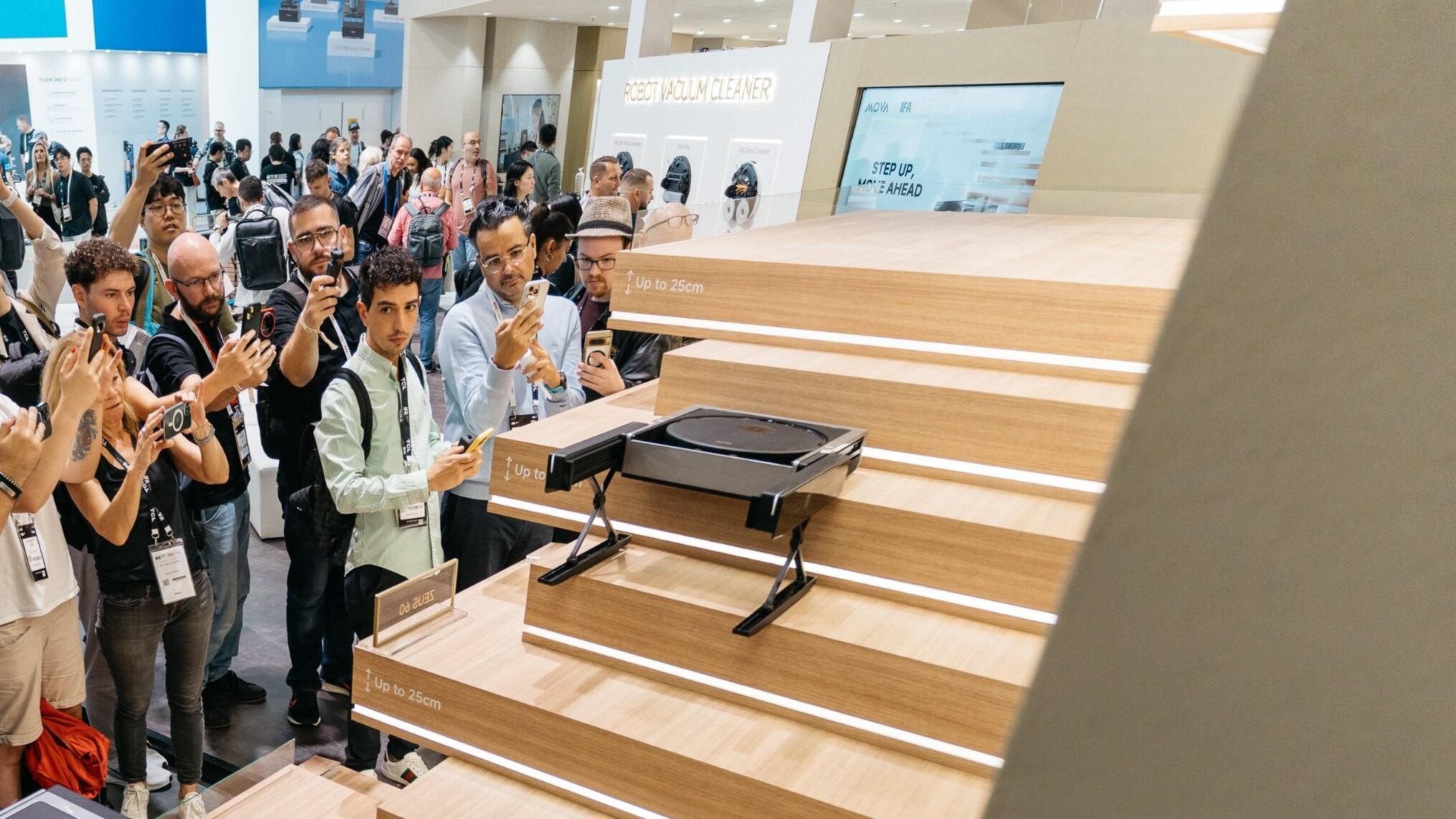 Mova ZEUS 60: il robot aspirapolvere sale le scale. Le novità a IFA 2025