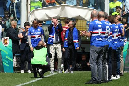 Il tributo da brividi a Eriksson: la standing ovation e gli striscioni per l'ex mister blucerchiato 1
